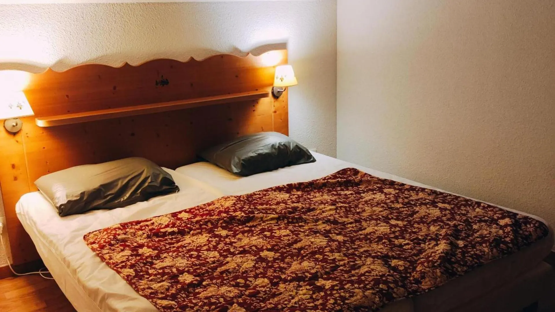 Chalet 3 Pieces, 8 Pers, Cuisine Equipee, Tv, Parking - Fr-1-504-679 Le Devoluy 0*,  France